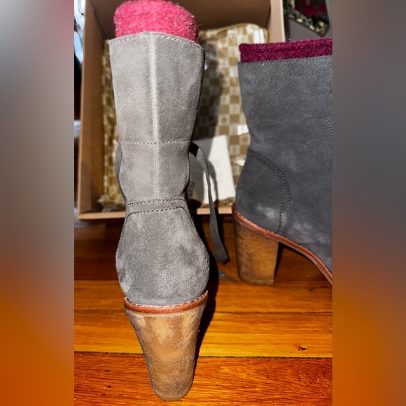 ⭐️UGG Heeled Boots w/fabric, size 7⭐️ - Picture 10 of 17